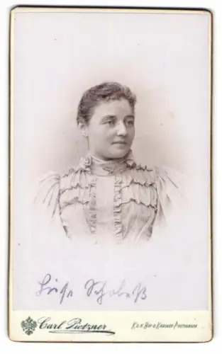 Fotografie Carl Pietzner, Wien, Luise Schabess in hochgeschlossenem Kleid