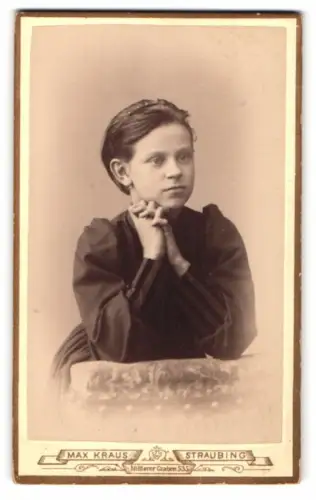 Fotografie Max Kraus, Straubing, Mittlerer Graben 535, Porträt eines nachdenklichen jungen Mädchens
