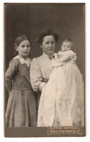 Fotografie Ernst Bingel, Bad Hersfeld, Johanna Stuckhardt mit ihren Töchtern Gretchen und Matilde