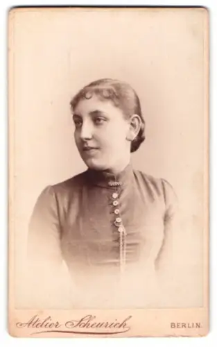 Fotografie V. Scheurich, Berlin, Friedrichstrasse 207, Luise Müller im Porträt