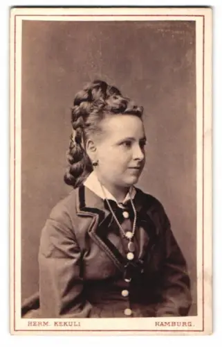 Fotografie Herm. Kekuli, Hamburg, Spielbudenplatz 28, Josephine Wille, geb. Deschauer, 1879