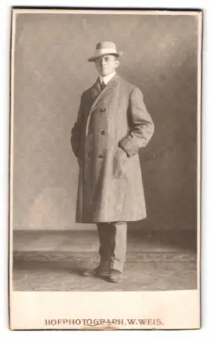 Fotografie W. Weis, Wien, Hauptstr. 67, Karl mit Hut und Mantel im Jahre 1913