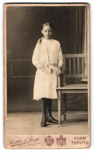 Fotografie Sattler & Lissy, Teplitz-Turn, Elsa Fuhr in weissem Kleid neben Stuhl