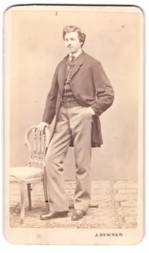 Fotografie J. Ruwner, Wien, Wollzeile No. 34, August in Anzug mit Stuhl