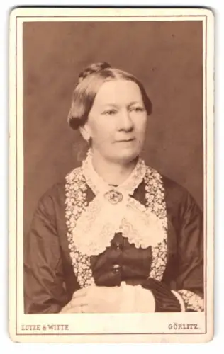 Fotografie Lutze & Witte, Görlitz, Moltke Strasse 11, Frau Oberport im Porträt