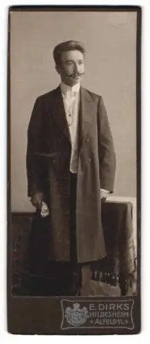 Fotografie E. Dirks, Hildesheim, Zingel 29, Herr Stoffregen im Porträt