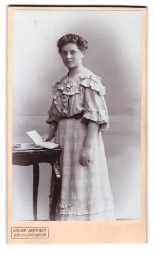 Fotografie Atelier Wertheim, Berlin, Leipzigerstr., Elfriede in kariertem Kleid