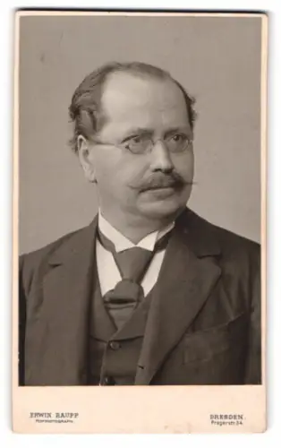 Fotografie Erwin Raupp, Dresden, Pragerstrasse 34, Hermann Gock mit Brille und Schnurrbart
