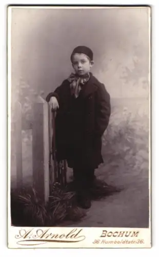Fotografie A. Arnold, Bochum, Humboldtsstrasse 36, Willi als Kind im Wintermantel
