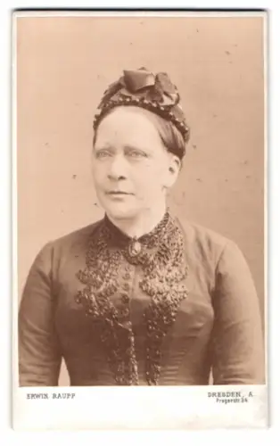 Fotografie Erwin Raupp, Dresden, Pragerstr. 34, Anna Zinn geb. Haas in tailliertem Kleid