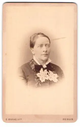 Fotografie L. Haase & Comp., Berlin, Unter den Linden 62-63, Anna Zinn geb. Haas mit Gemme