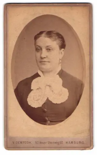 Fotografie V. Dempzok, Hamburg, Neuer Steinweg 92, Auguste mit Schleife am Kragen