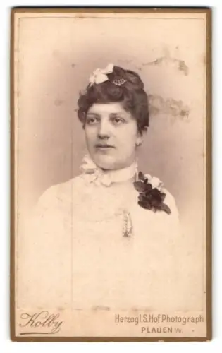 Fotografie Kolby, Plauen i. V., Reichsstrasse, Frau Voit mit Schleife im Haar