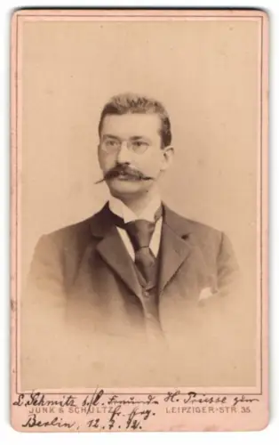 Fotografie Junk & Schultz, Berlin, Leipziger-Str. 35, L. Sehmitz mit Brille und Schnurrbart