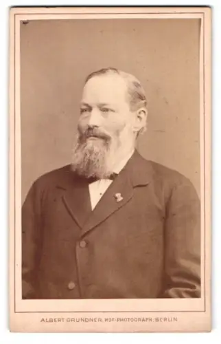 Fotografie Albert Grundner, Berlin, Leipziger Strasse 47, Herr Wieben im Porträt