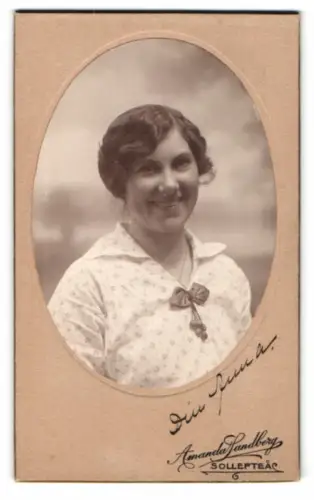 Fotografie Amanda Sandberg, Sollefteå, Riks Tel. 114, Anna lachend im Porträt