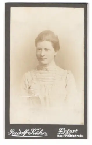Fotografie Rudolf Kühn, Erfurt, Anger 58, Emma in hochgeschlossenem Kleid