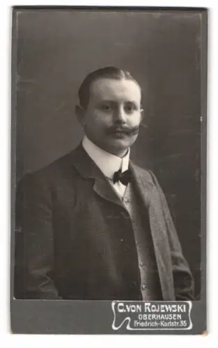 Fotografie C. von Rojewski, Oberhausen, Friedrich-Karlstr. 35, Fritz Berger in kariertem Anzug