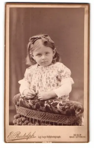 Fotografie E. Rudolph, Hof, Marienstrasse 69, Erna als kleines Mädchen mit Schleife im Haar