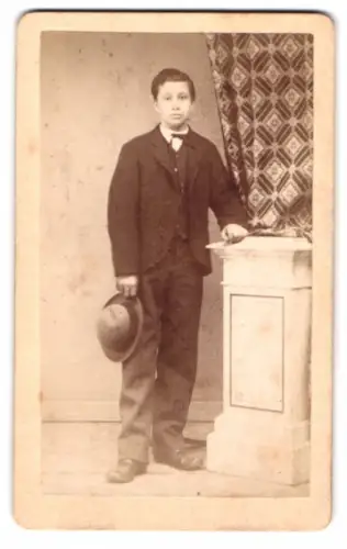 Fotografie Otto Klein, Lahr, vis-à-vis dem Rebstock, Carl Bosch mit Hut in der Hand