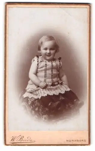 Fotografie W. Biede, Nürnberg, Frieda Fritz als Kleinkind im Häkelkleid
