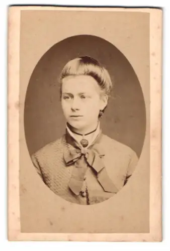 Fotografie B. Münchs & E. Walter, Nürnberg, Breitestrasse 97, Frau Hofmann mit Schleife am Kragen