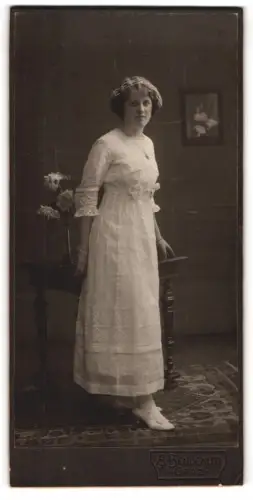 Fotografie A. Benvenuti, Graz, Salzamtsgasse 3, Frau in weissem Kleid