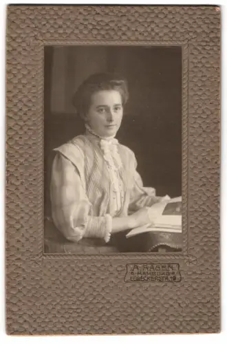 Fotografie A. Hagen, Hamburg, Lübeckerstr. 19, Grete Daumann mit Buch