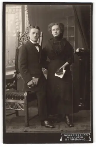 Fotografie Gebr. Strauss, Mannheim, Breitestrasse, Bruno und Tony Christmann zur Konfirmation 1912