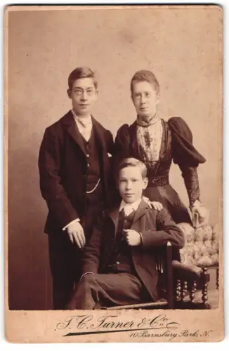Fotografie T. C. Turner & Co., London, Barnsbury Park 10, Porträt einer Familie 1895