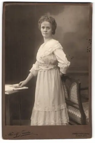 Fotografie Rud. Franke, Freiwaldau, Ringplatz, Mizzi im eleganten Kleid