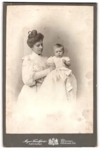 Fotografie Meyer-Frankfurter, Wesel, Viehthorstrasse 372, Cäthchen mit ihrem Kind