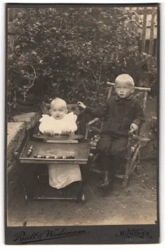 Fotografie Riedl & Wiedemann, München, Adolf und Otto Spiegel im Garten 1907