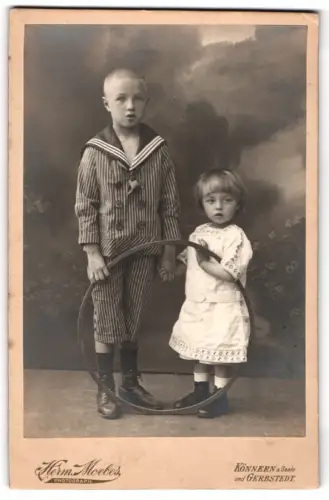 Fotografie Hein Moebes, Köthen, Karl jun. und Richard Köneke mit einem Reifen