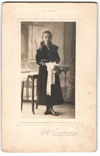 Fotografie Adolf Haynn, Berlin-Lichtenberg, Frankfurter Allee 92, Elsa Strehlau mit Blumenstrauss