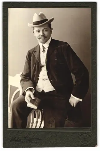 Fotografie Atelier Hannovera, Hannover, Gr. Packhofstr. 34, Harry Schietz mit Hut