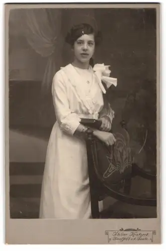 Fotografie Atelier Kratzert, Saalfeld a. d. Saale, Junge Dame in weissem Kleid 1914