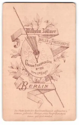 Fotografie Wilhelm Zöllner, Berlin, Grosse Friedrich Str. No. 100, Malpalette mit Pinseln und Anschrift des Atelier