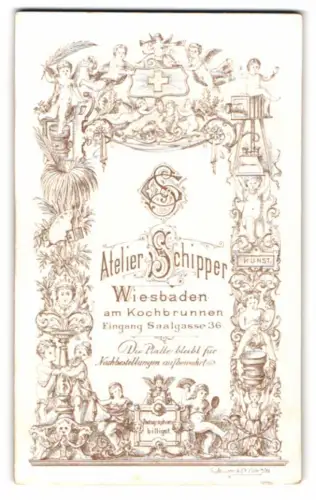 Fotografie Atelier Schipper, Wiesbaden, Saalgasse 36, Engel mit Plattenkamera und Wappenschild um Fotografen Anschrift