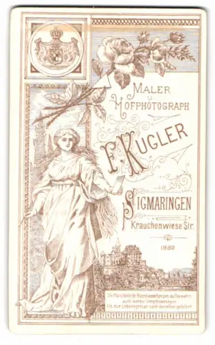Fotografie F. Kugler, Sigmaringen, Krauchenwiese Str., Frau in Toga betrachtet eine Fotografie, kgl. Wappen