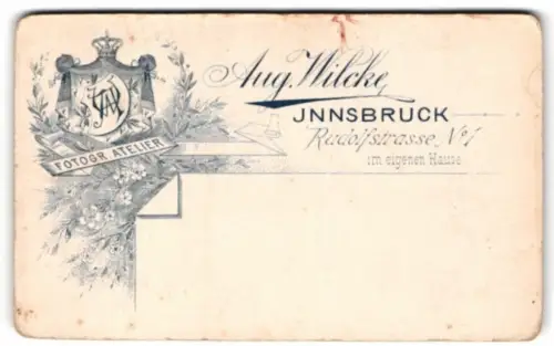 Fotografie Aug. Wilcke, Innsbruck, Rudolfstrasse 1, kgl. Wappen mit Monogramm des Fotografen