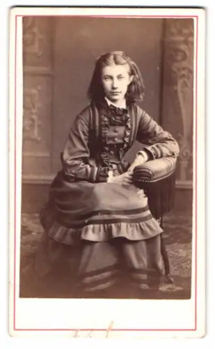 Fotografie Heer-Tschudi, Lausanne, Rue St Francois 20, sitzende junge Frau Harriette Bundtzau
