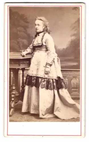 Fotografie Heer-Tschudi, Lausanne, Rue St. Francois 20, elegante Dame Eugenie Voelle in historischem Gewand