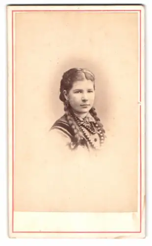 Fotografie Heer-Tschudi, Lausanne, Rue St. Francois 20, Porträt junge Frau Eugenie Baechlin mit geflochtenen Zöpfen