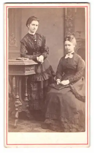 Fotografie Heer-Tschudi, Lausanne, Rue St. Francois 20, Zwei Damen Lilly Mallinbrodt und Julie Thiess