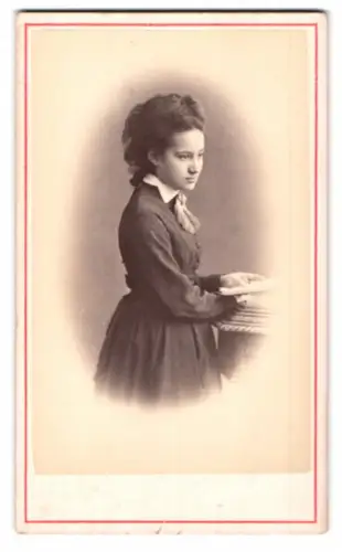 Fotografie Heer-Tschudi, Lausanne, Rue St. Francois 20, Porträt einer jungen Frau Amelie Gumfrieh