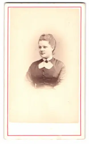 Fotografie Heer-Tschudi, Lausanne, Rue St Francois 20, Porträt einer jungen Frau Eugenie Hydler im Kleid