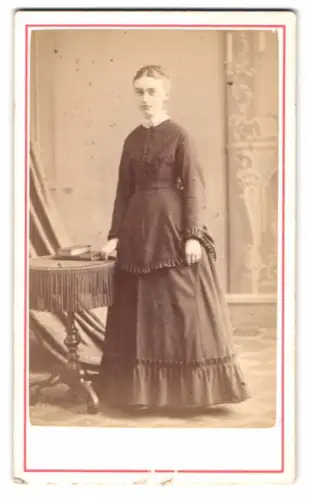 Fotografie Heer-Tschudi, Lausanne, Rue St Francois 20, Dame Eva Meckens im eleganten Kleid