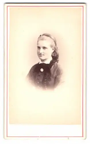 Fotografie Heer-Tschudi, Lausanne, Rue St. Francois 20, Porträt einer jungen Frau Lina Klingenburg aus Ludwigshafen