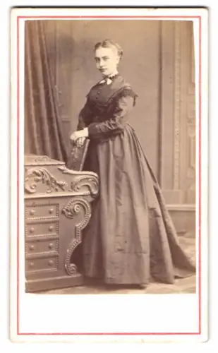 Fotografie Heer-Tschudi, Lausanne, Rue St Francois 20, stehende Frau Clara Fahwinkel mit Kleid